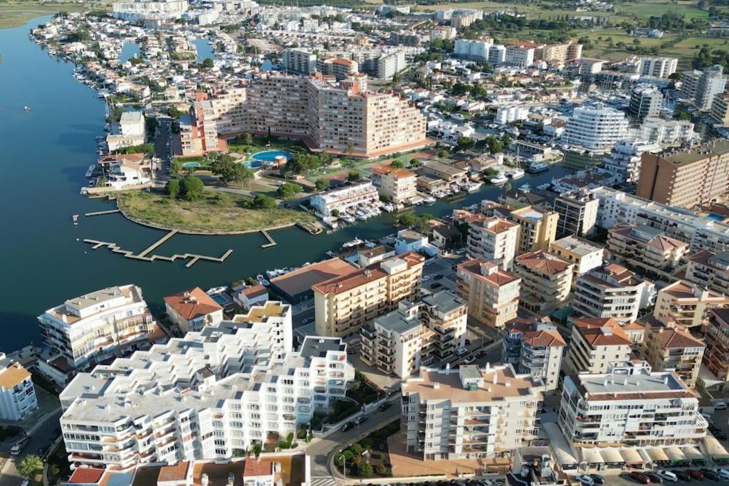Spacieux Appartement Rose Front Mer Et Piscine Roses Ngoại thất bức ảnh