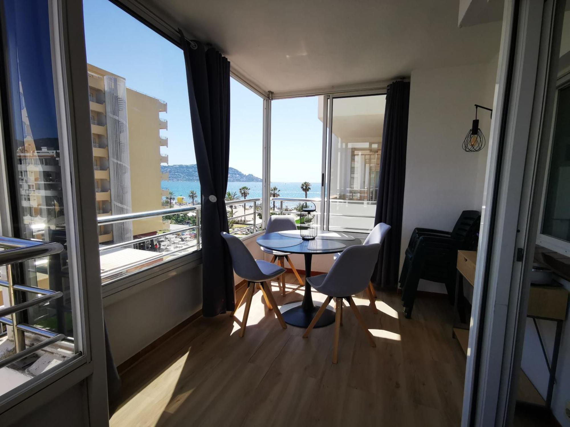 Spacieux Appartement Rose Front Mer Et Piscine Roses Ngoại thất bức ảnh