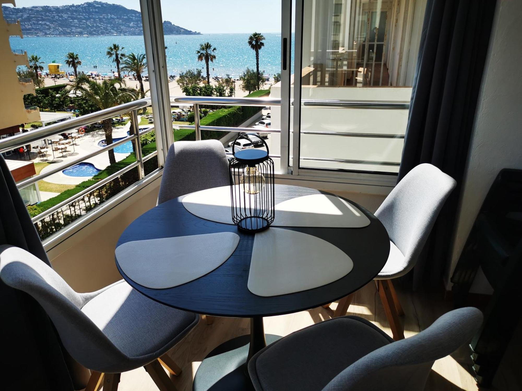 Spacieux Appartement Rose Front Mer Et Piscine Roses Ngoại thất bức ảnh